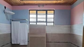 Deluxe Apartment, Balcony, Garden View | Bilik Mandi | Pancuran mandi, kelengkapan dandanan diri percuma, selipar