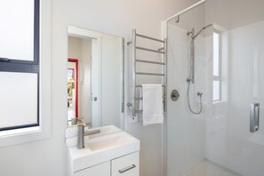 Shower, hair dryer - The Zen Den - Secret Refuge on Birch Street (Lower Hutt)