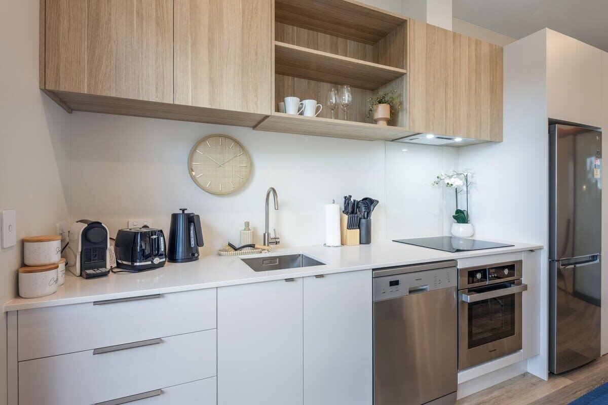 Geladeira, micro-ondas, fogão, cooktop