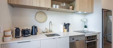 Réfrigérateur, micro-ondes, four, plaque de cuisson