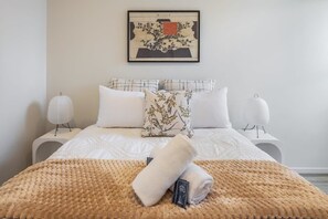 1 dormitorio, tabla de planchar con plancha, wifi y ropa de cama