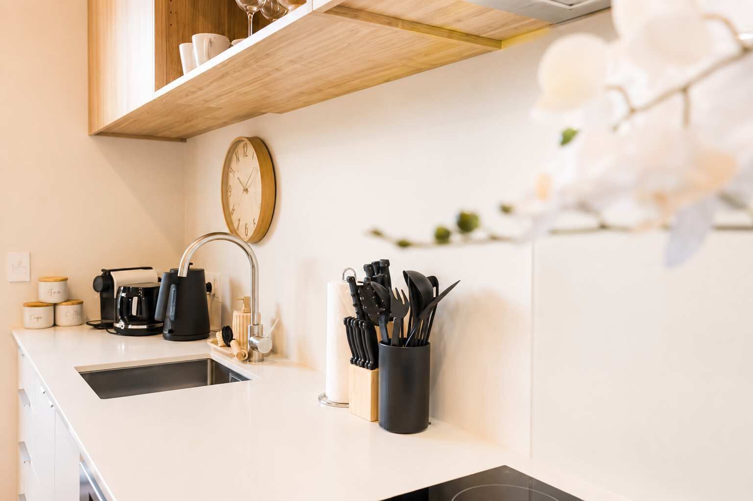 Coffee/tea maker, fridge, microwave, oven