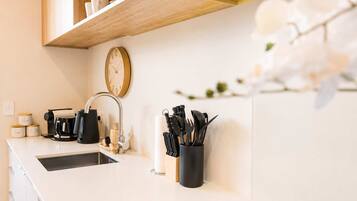 Coffee/tea maker, fridge, microwave, oven
