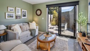 Living area - Dreamcatcher Cottage - 2-BR Mystic Moonrise (Lower Hutt)