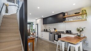 Private kitchen - Dreamcatcher Cottage - 2-BR Mystic Moonrise (Lower Hutt)