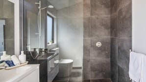 Bathroom - Dreamcatcher Cottage - 2-BR Mystic Moonrise (Lower Hutt)