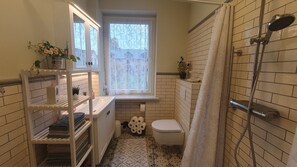 Shower, hair dryer, towels, soap - Cozy 2-room apartment in the countryside (Steinreich)