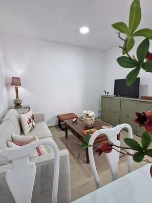 Living area - Apartment 'Palo Cortado 16' with Private Terrace, Wi-Fi and Air Conditioning (Jerez de la Frontera)