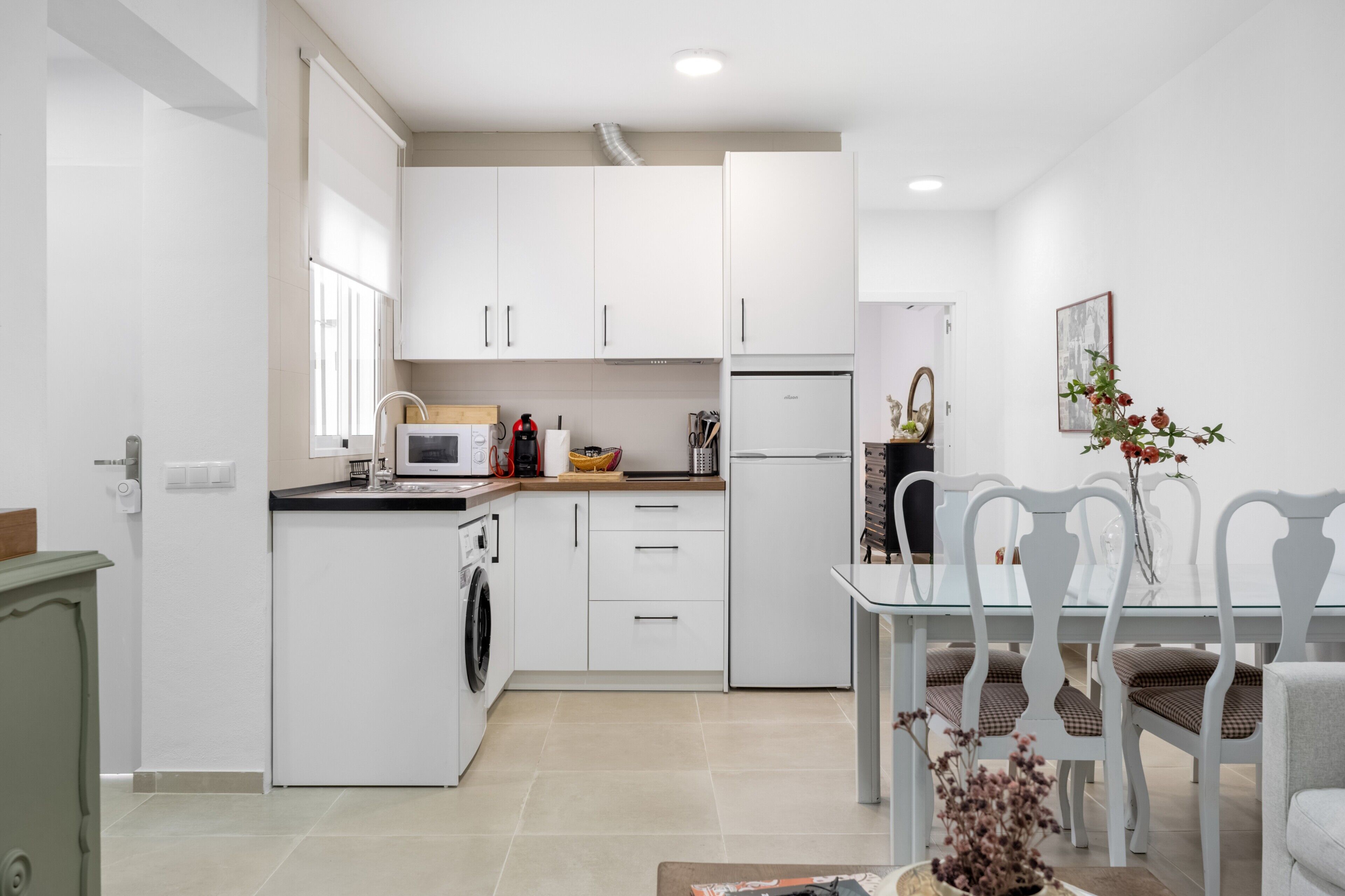 Réfrigérateur, micro-ondes, plaque de cuisson, cafetière/bouilloire