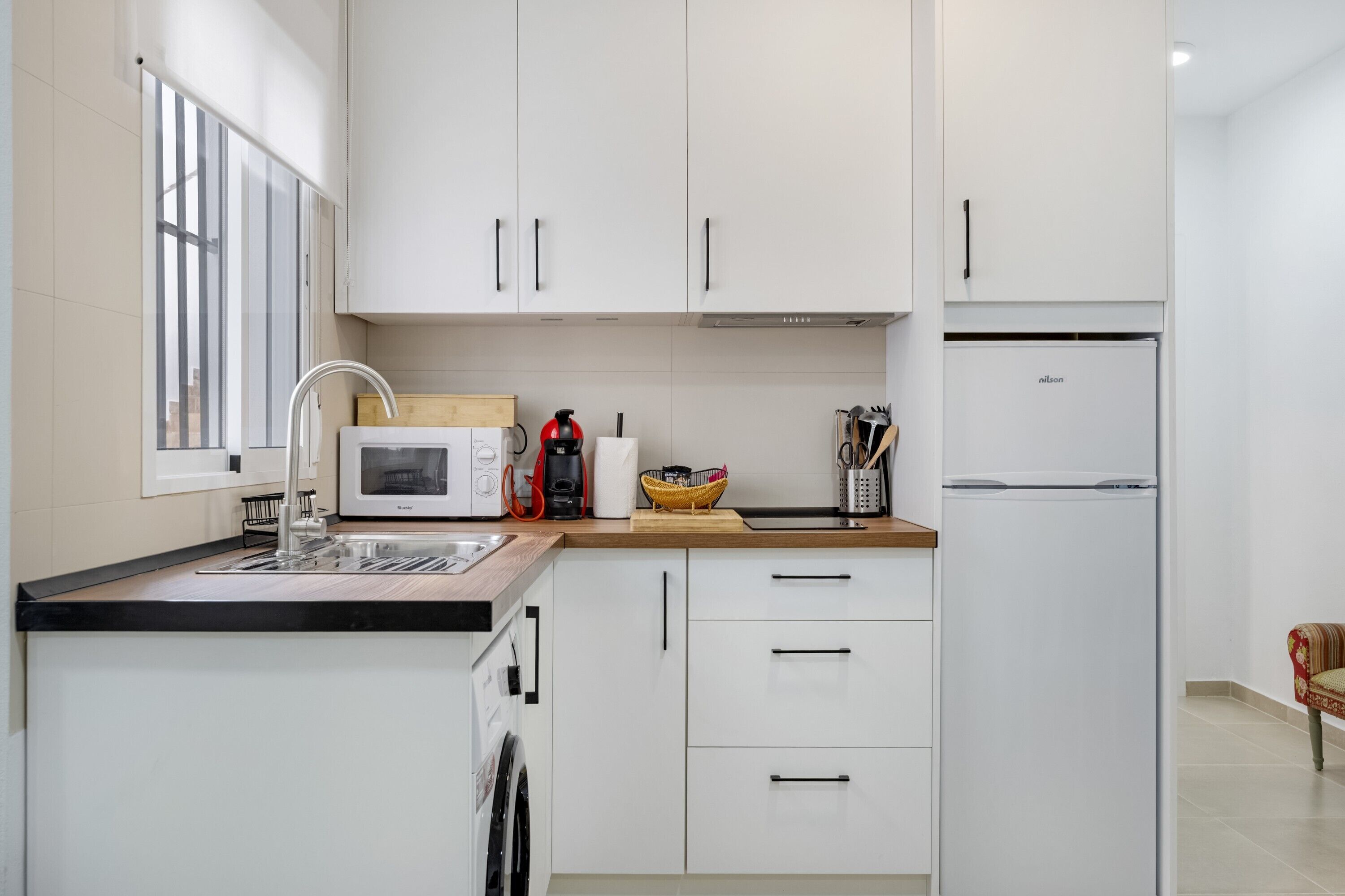 Réfrigérateur, micro-ondes, plaque de cuisson, cafetière/bouilloire