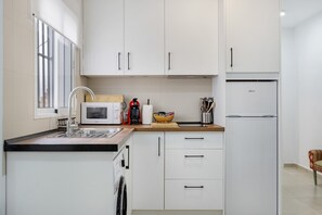 Kühlschrank, Mikrowelle, Herdplatte, Wasserkocher mit Kaffee-/Teezubehör