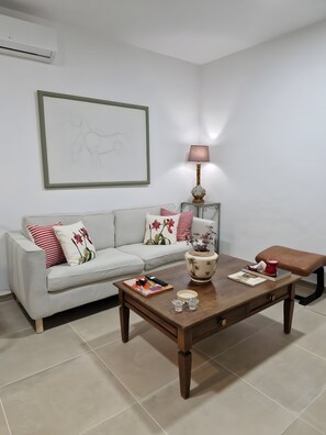 Living area - Apartment 'Palo Cortado 16' with Private Terrace, Wi-Fi and Air Conditioning (Jerez de la Frontera)
