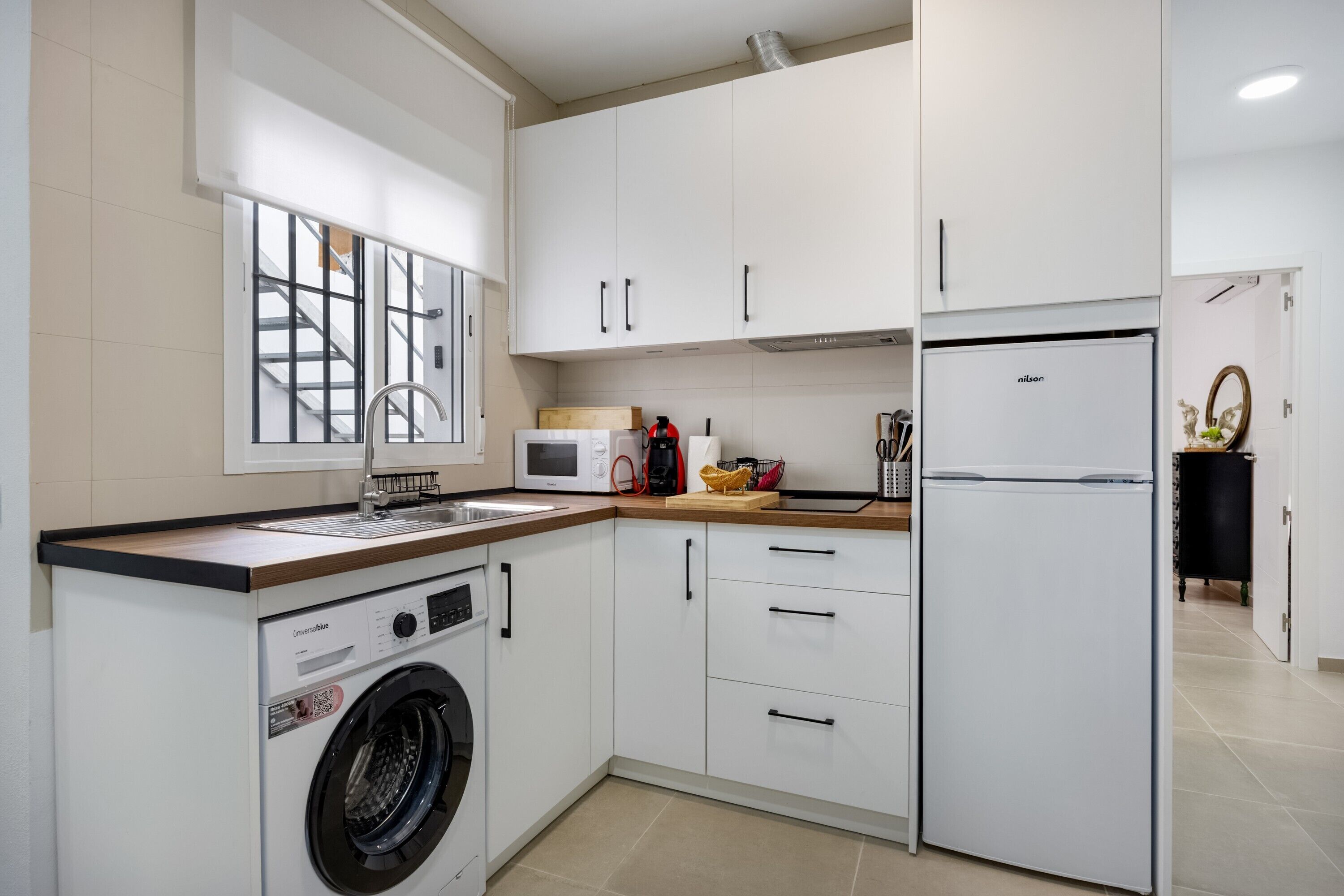 Kühlschrank, Mikrowelle, Herdplatte, Wasserkocher mit Kaffee-/Teezubehör