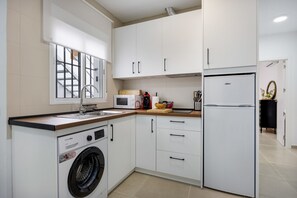 Kühlschrank, Mikrowelle, Herdplatte, Wasserkocher mit Kaffee-/Teezubehör