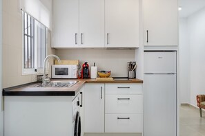Fridge, microwave, stovetop, coffee/tea maker - Palo Cortado 16 - Bright Apartment with Terraces in Jerez (Jerez de la Frontera)