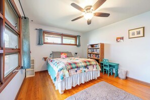 4 habitaciones, tabla de planchar con plancha, cuna de viaje y wifi 