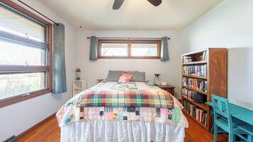 Een bureau, een strijkplank/strijkijzer, reisbedje, wifi