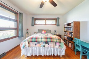 Bureau, fer et planche à repasser, lit parapluie, Wi-Fi