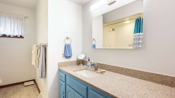 Bruser, hårtørrer, håndklæder, Sæbe