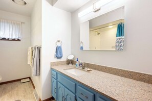 Douche, sèche-cheveux, serviettes fournies, savon