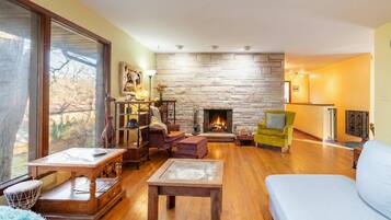 Smart-tv, een open haard, videospelletjes en een tafeltennistafel