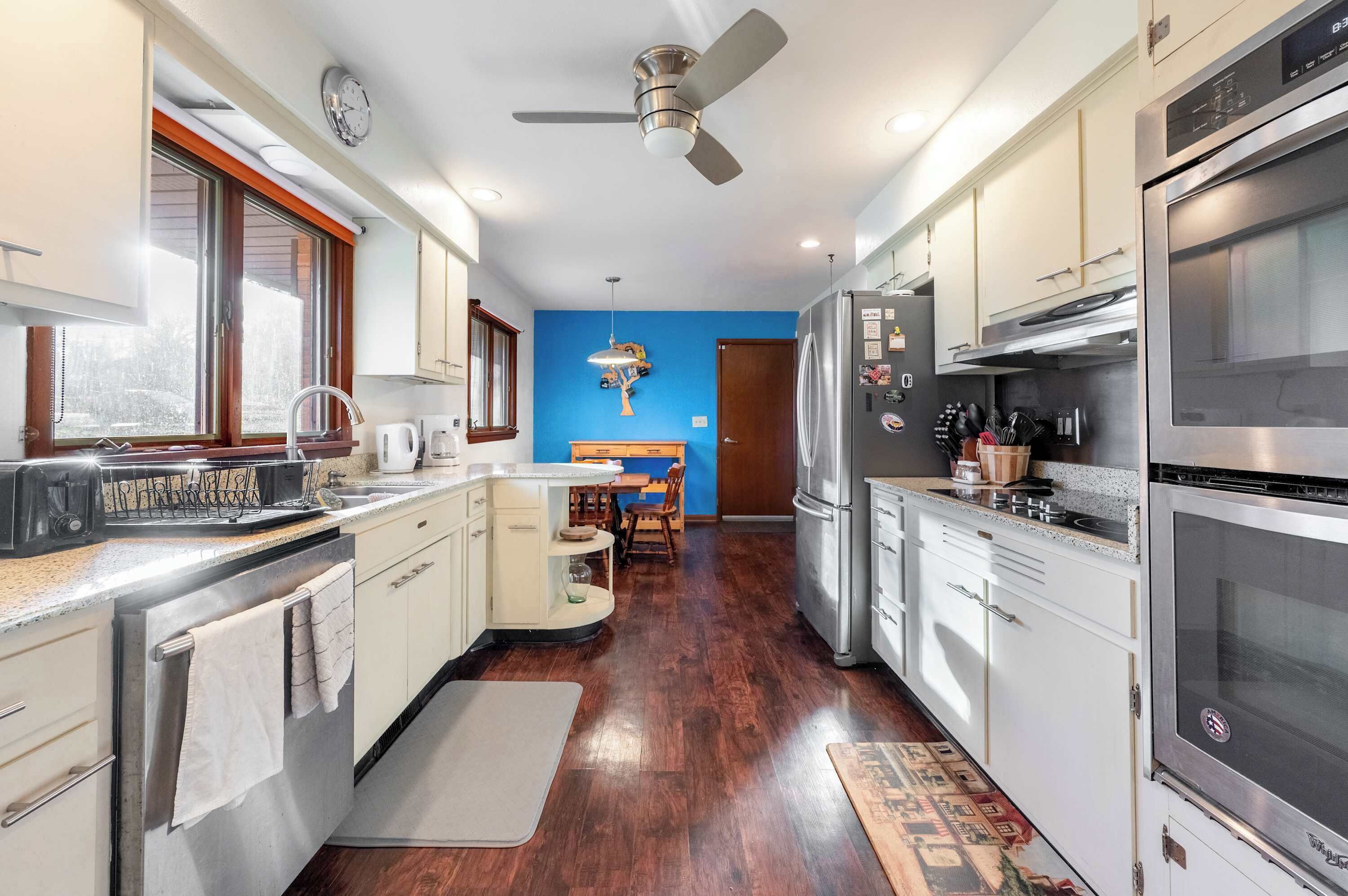 Kylskåp, mikrovågsugn, ugn och spishäll