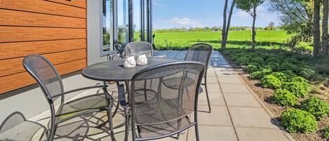 تناول الطعام بالخارج