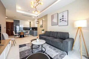 Familien-Suite, 3 Schlafzimmer, Zutritt zur Club Lounge, Stadtblick | Wohnbereich | 665-Zoll-Smart-TV mit Kabelempfang, Kamin, Netflix