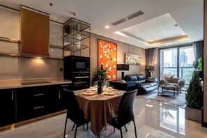 Suite Présidentielle, 2 chambres, accès au salon club, vue ville | Restauration dans la chambre