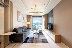 Suite Familiale, 3 chambres, accès au salon club, vue ville | Coin séjour | TV connectée de 665 pouces avec chaînes par câble, cheminée, Netflix