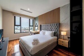 Familien-Suite, 3 Schlafzimmer, Zutritt zur Club Lounge, Stadtblick | Bettwäsche aus ägyptischer Baumwolle, hochwertige Bettwaren