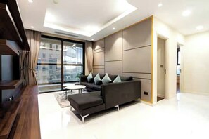 Suite Majestueuse, 1 chambre, accès au salon club, vue ville | Coin séjour | TV connectée de 665 pouces avec chaînes par câble, cheminée, Netflix