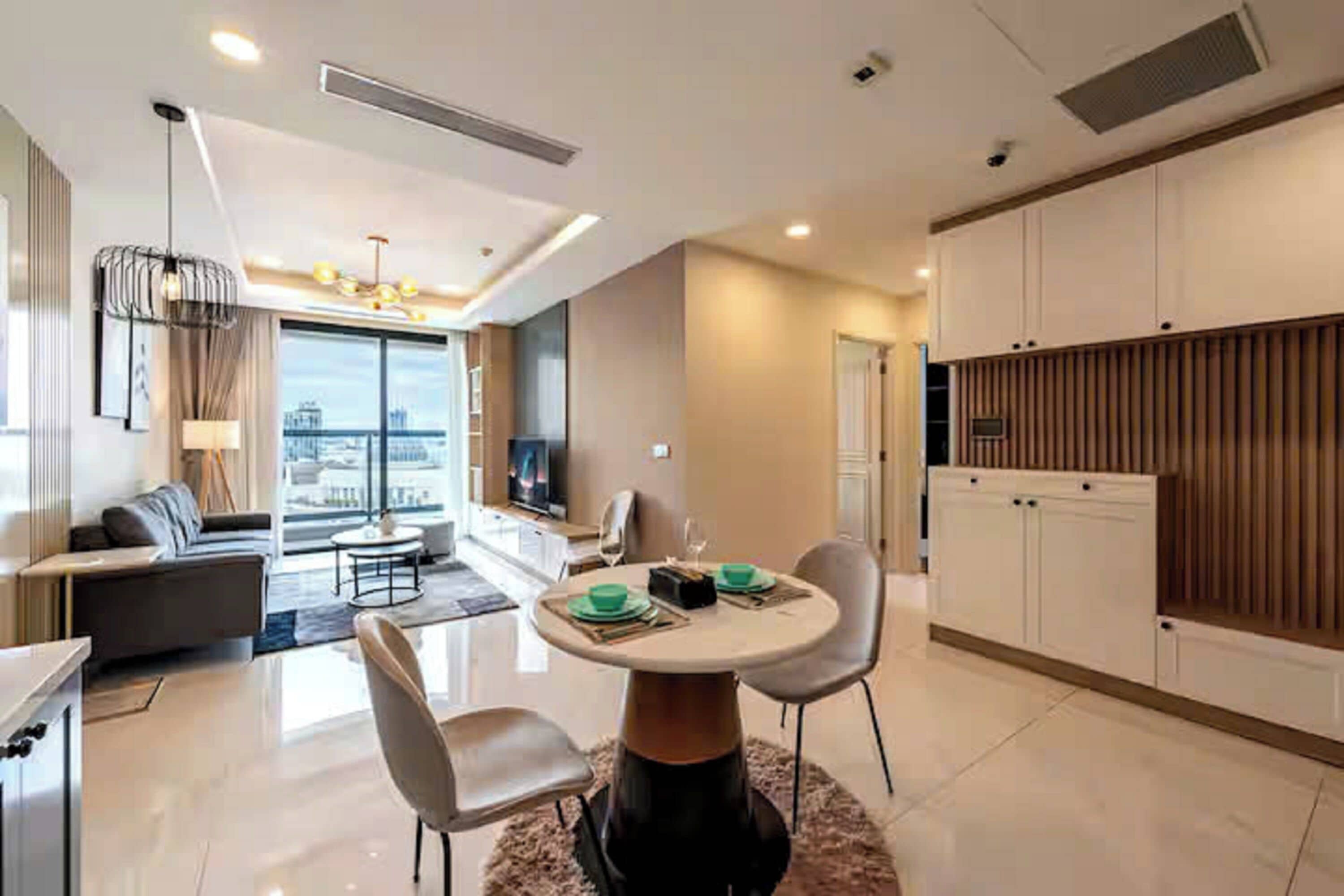 Family Suite, 3 Bedrooms, Club Lounge Access, City View | In-room dining