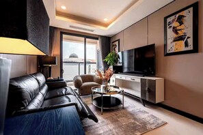 总统套房, 2 间卧室, 可进入俱乐部酒廊, 城市景观 | 起居区 | 665-英寸智能电视(配备有线频道)、壁炉、Netflix