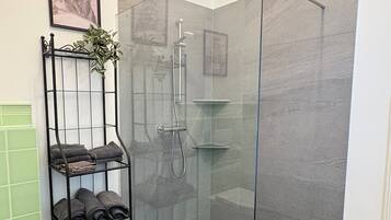 Dusche, Haartrockner, Handtücher, Seife