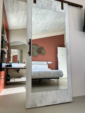 Öryggishólf í herbergi, skrifborð, myrkratjöld/-gardínur, hljóðeinangrun