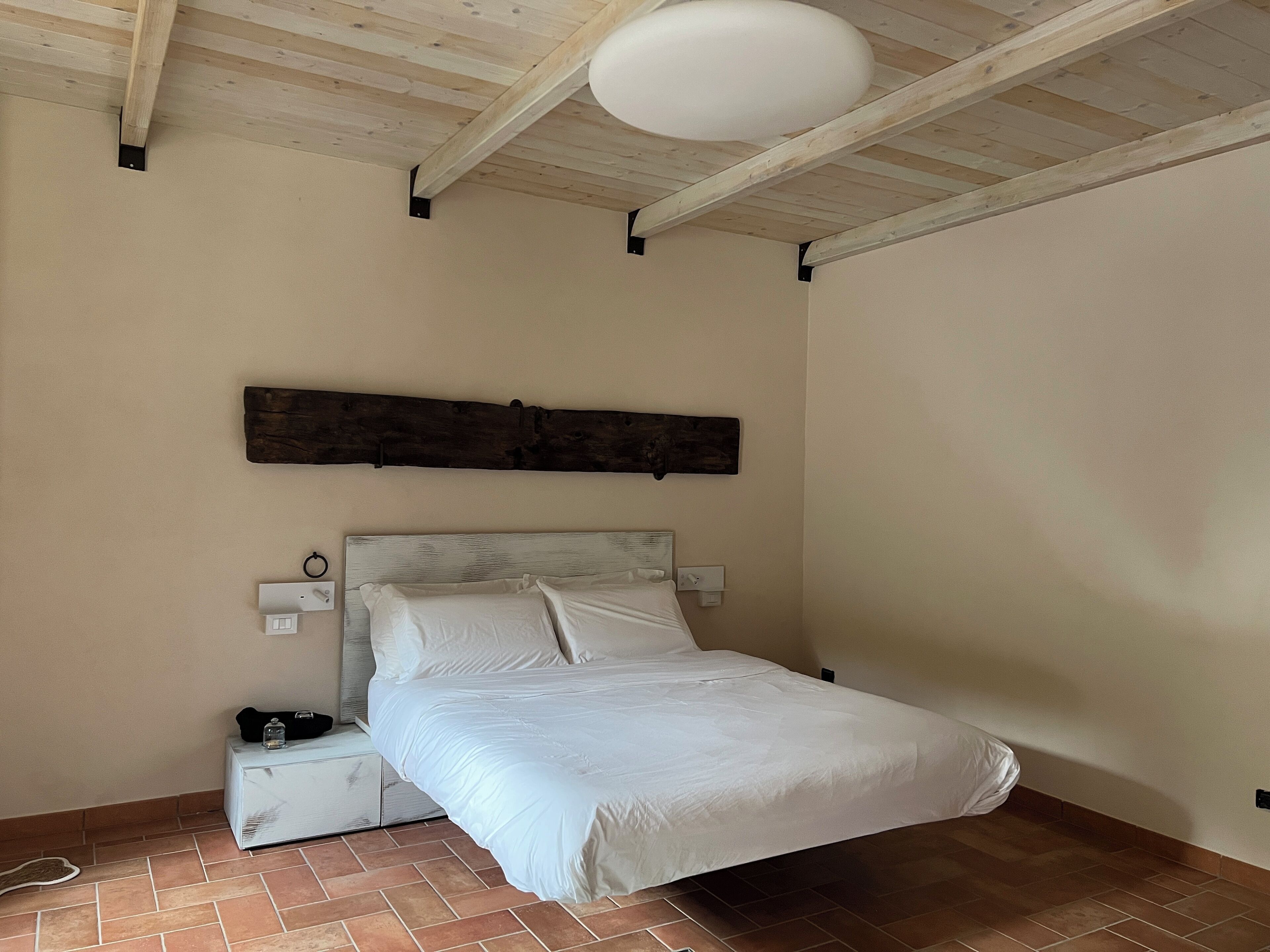 Caja de seguridad en la habitación, escritorio y cortinas blackout 