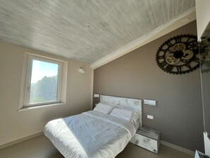 Deluxe tweepersoonskamer, uitzicht op heuvels | Een kluis op de kamer, een bureau, verduisterende gordijnen