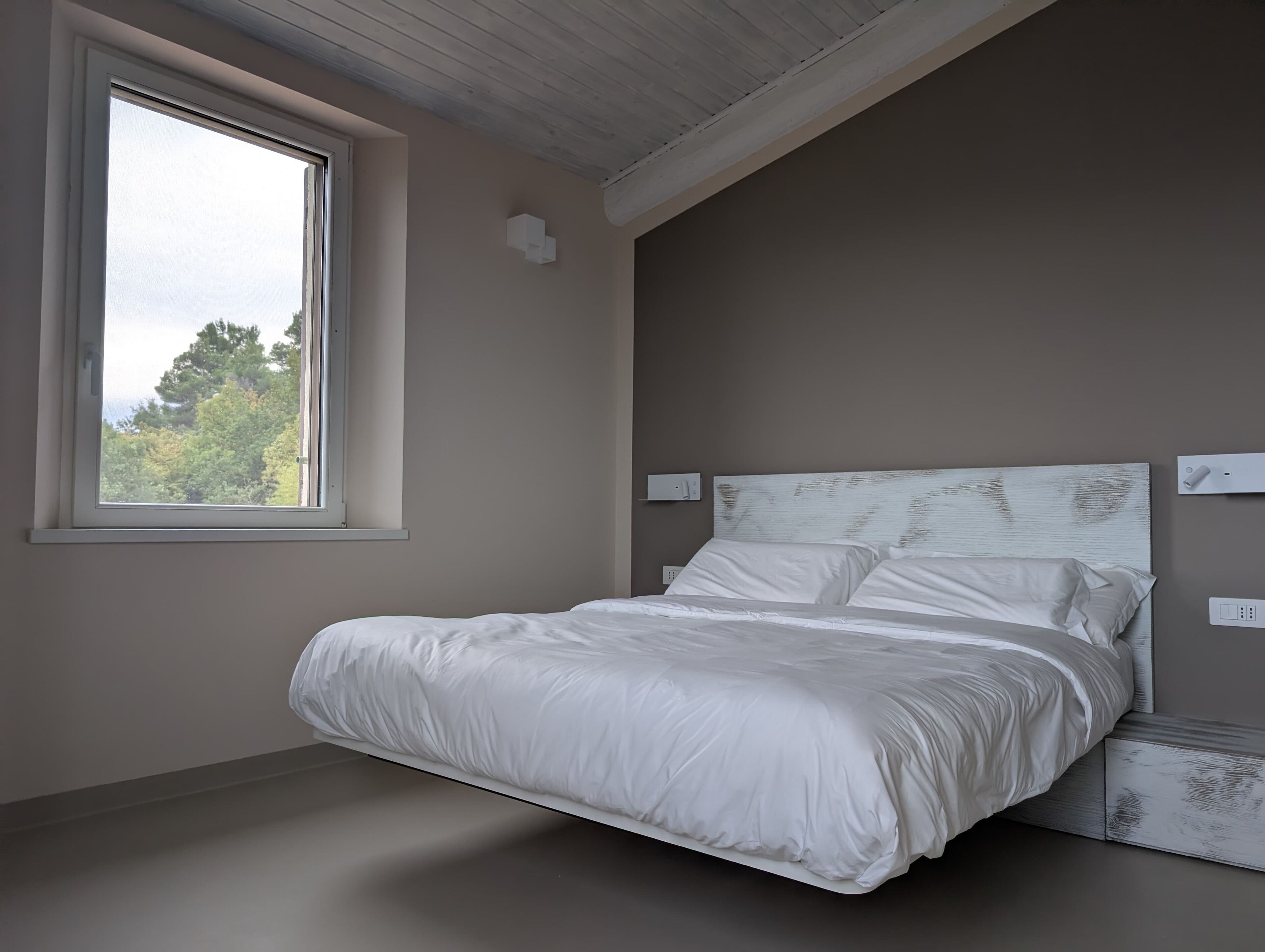 Caja de seguridad en la habitación, escritorio y cortinas blackout 