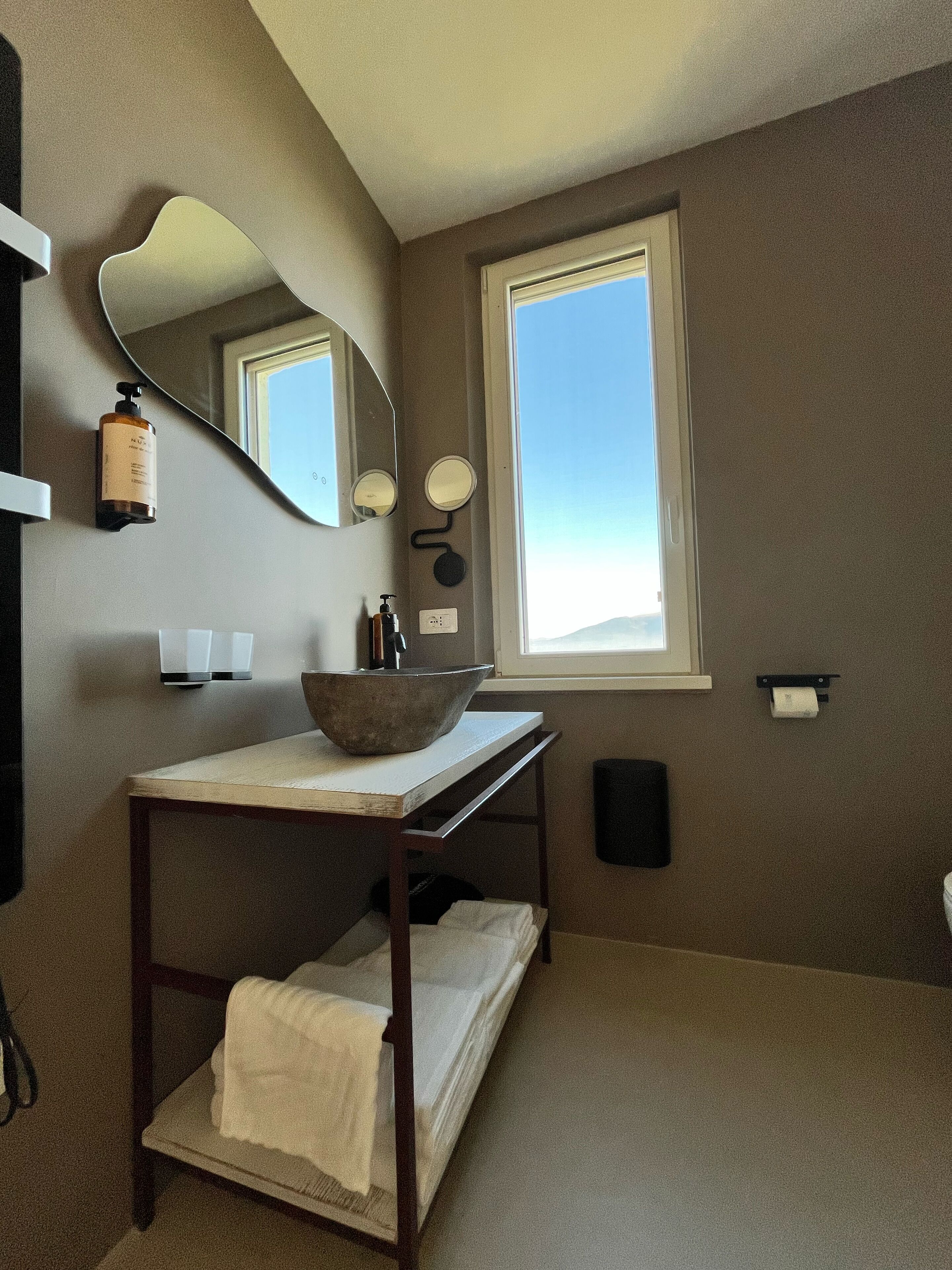 淋浴設備、吹風機、拖鞋、毛巾