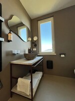 Ducha, secador de pelo, zapatillas y toallas