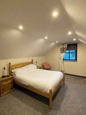 Travel crib, WiFi, bed sheets - Riverside Cottage in the Mourne Mountains (Cabra)