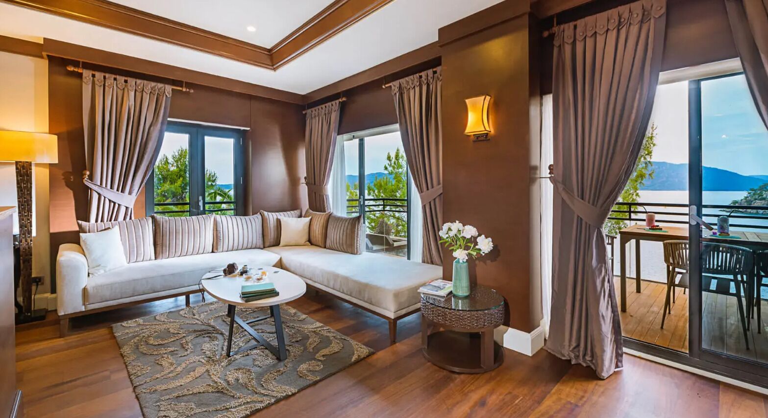 Free minibar, free WiFi, bed sheets