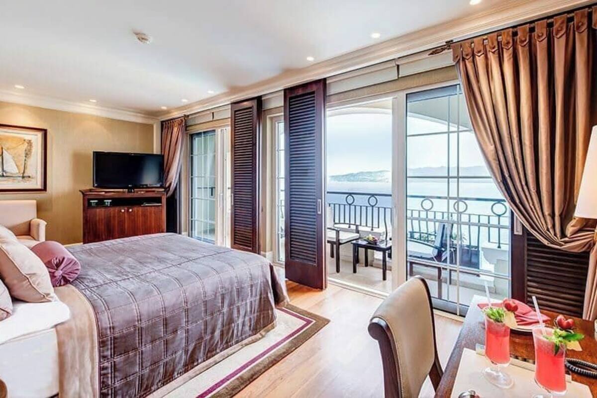 Habitación triple Deluxe, vista al mar | Artículos del minibar gratis, wifi gratis y ropa de cama