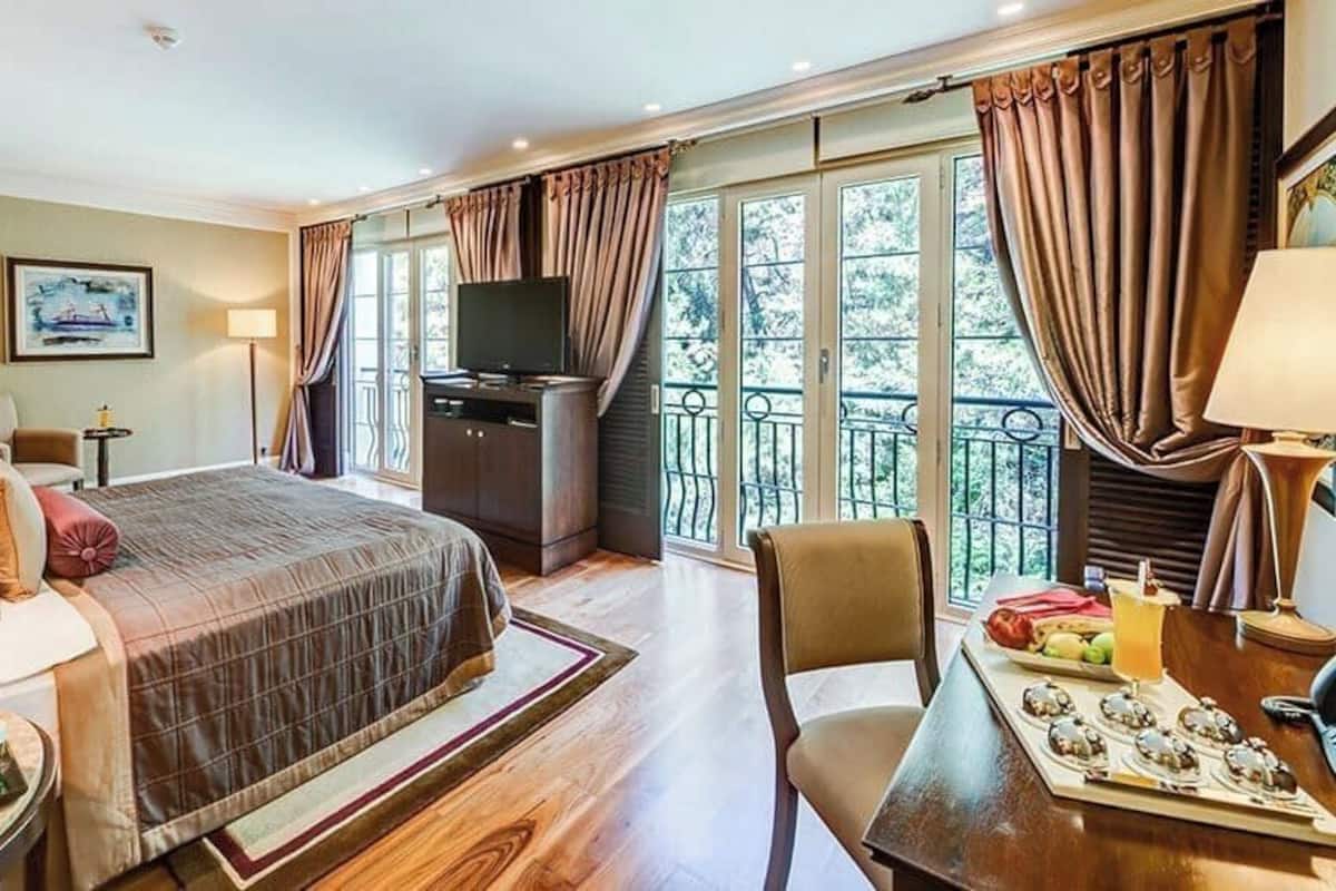 Habitación triple Deluxe, vista al jardín | Artículos del minibar gratis, wifi gratis y ropa de cama