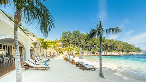 A beach resort with sun loungers, umbrellas, and a clear view of the ocean. - Angel's Marmaris Hotel (Marmaris)