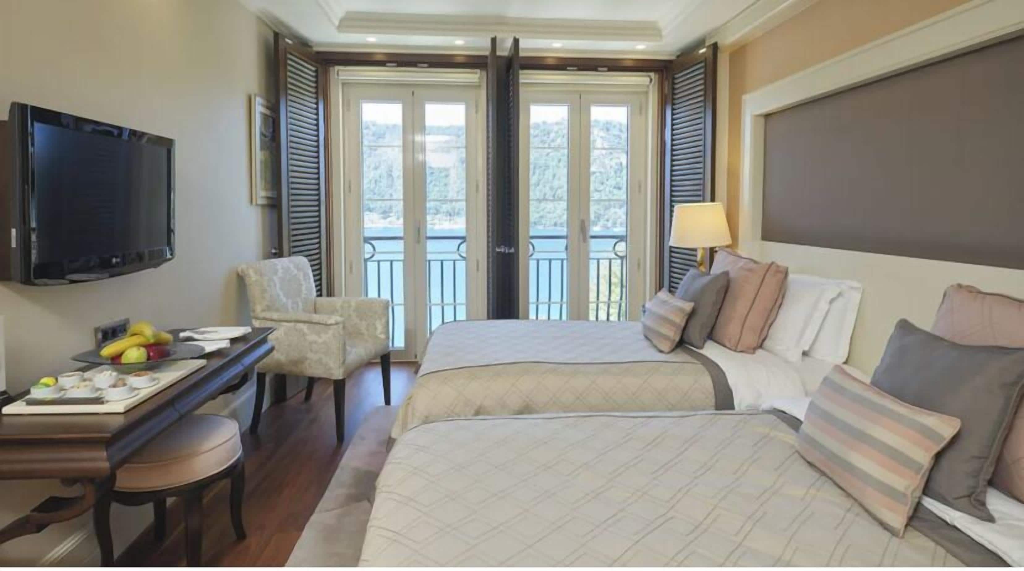 Free minibar, free WiFi, bed sheets