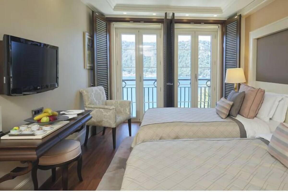 Artículos del minibar gratis, wifi gratis y ropa de cama