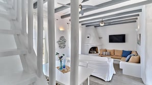 Una sala de estar moderna con un sofá blanco, una mesa de centro y una chimenea.