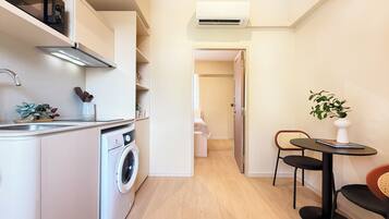 Double Room | Shared kitchen | Mini-fridge, microwave, stovetop, cookware/dishes/utensils